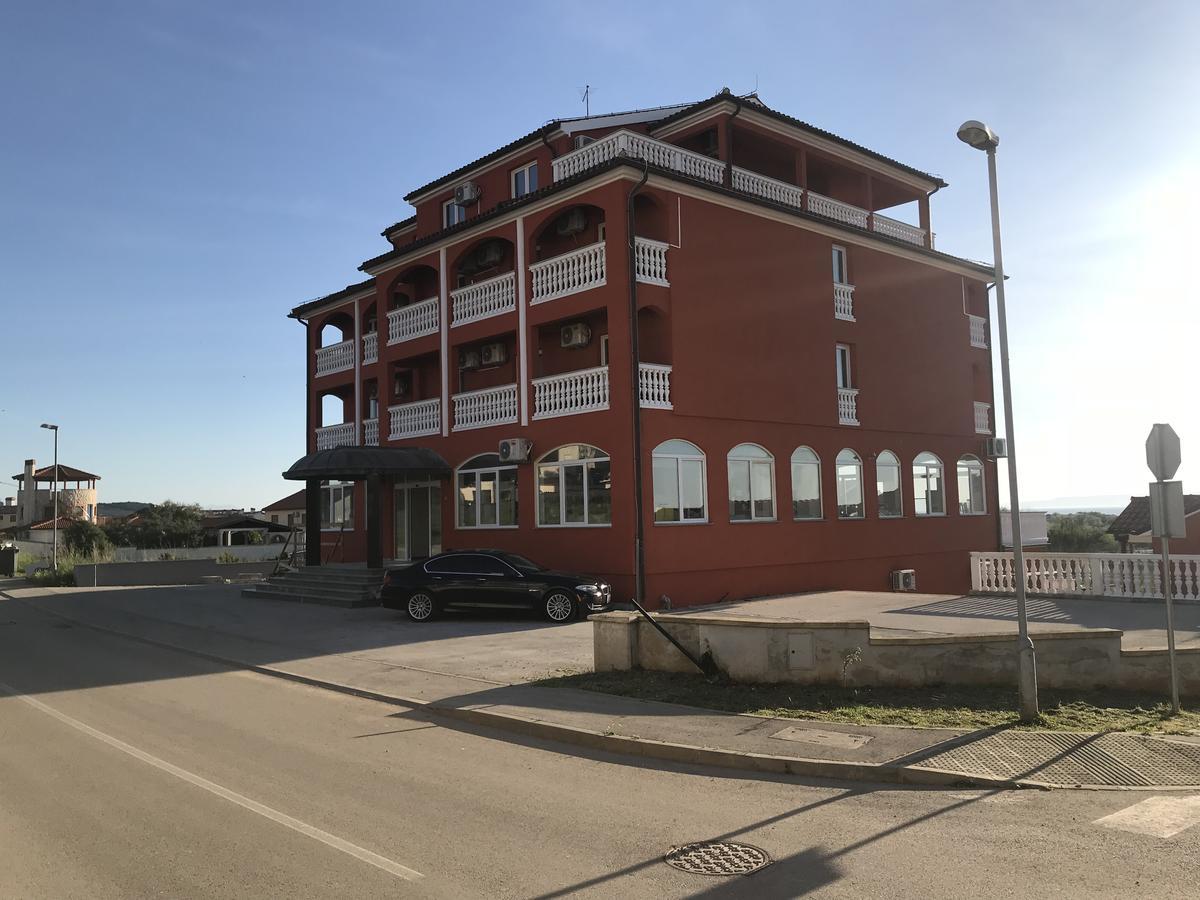 Hotel Livadic & Restaurant Liznjan Exterior photo